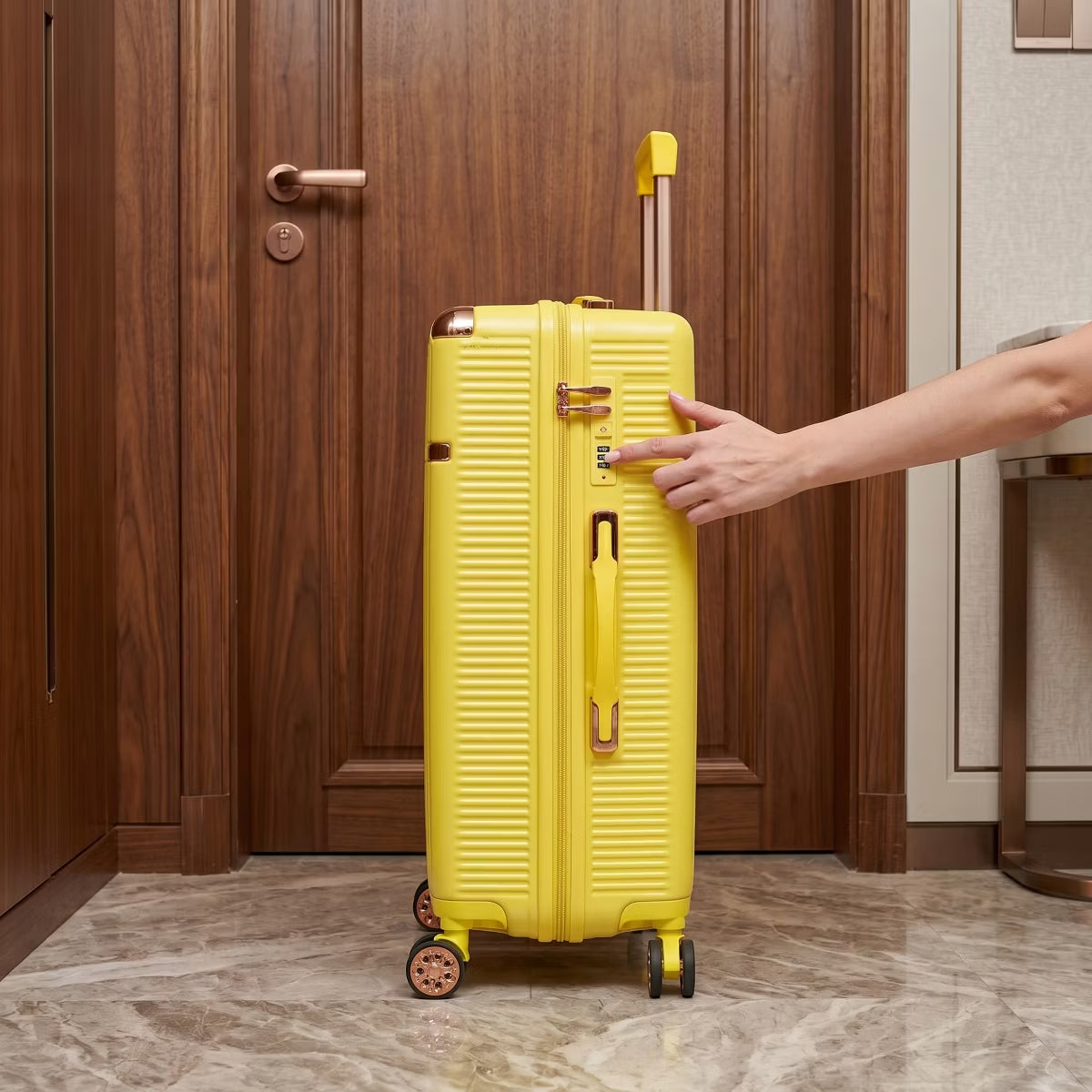 Hardside Spinner Luggage Set with 4 Pieces, Lightweight Scratch Resistant Travel Suitcases