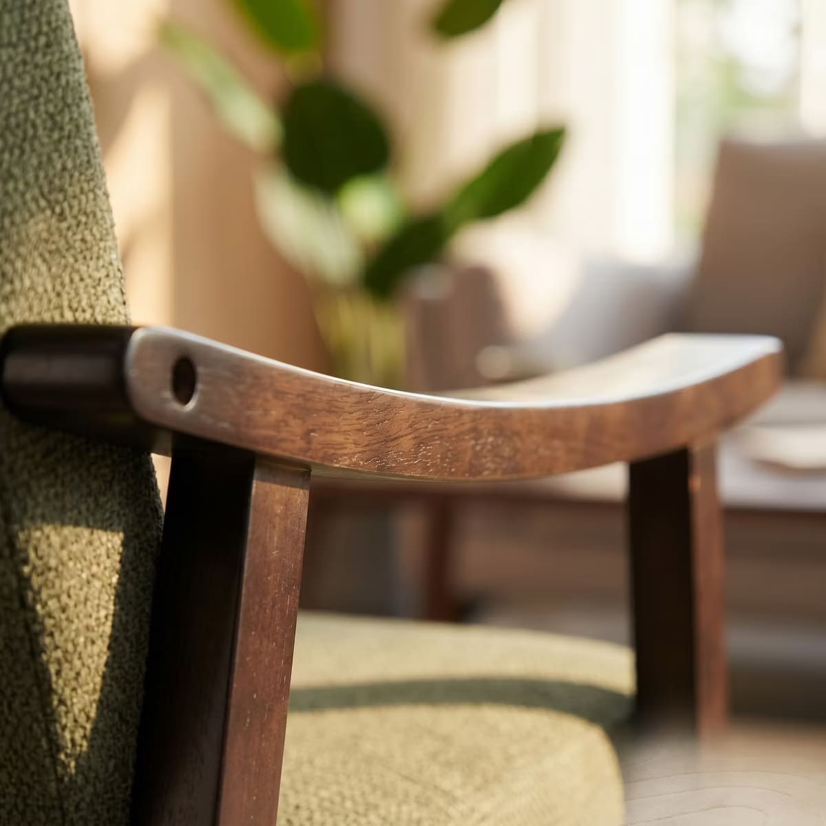 Mid-Century Accent Chair – Solid Rubberwood Frame with Plush Foam Cushion